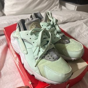 Nike Women Huarache Run size 6.5 mint green